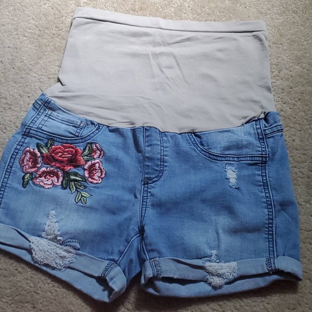 Bella Vida maternity shorts 😍